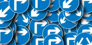 Mniejsze znaki drogowe przy Piotrowskiej