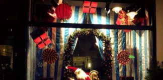 Najładniejsza witryna świąteczna przy Piotrkowskiej to Dom Sztuki Jacka Olejniczaka