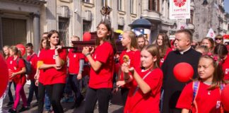 Przemarsz Młodych Wolontariuszy Caritas ulicą Piotrkowską