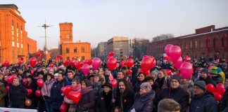 Murem za Jurkiem. Łodzianie wyrazili swoje poparcie dla Jurka Owsiaka Murem za Jurkiem - Łódź, Manufaktura